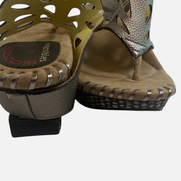 NWOB Modzori Troya 3 Reversible Wedge Thong Platform Sandals Butter/Pewter Sz 9 - Picture 4 of 8